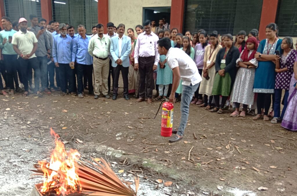 किसन वीर महाविद्यालयात अग्नी सुरक्षा प्रशिक्षण कार्यशाळा संपन्न